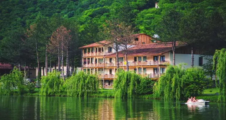 სასტუმრო Lopota Lake Resort & Spa