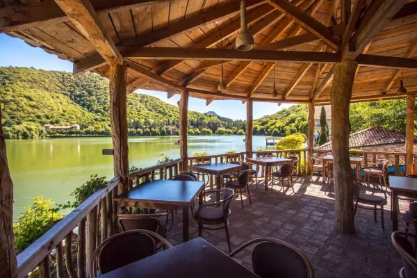 სასტუმრო Lopota Lake Resort & Spa